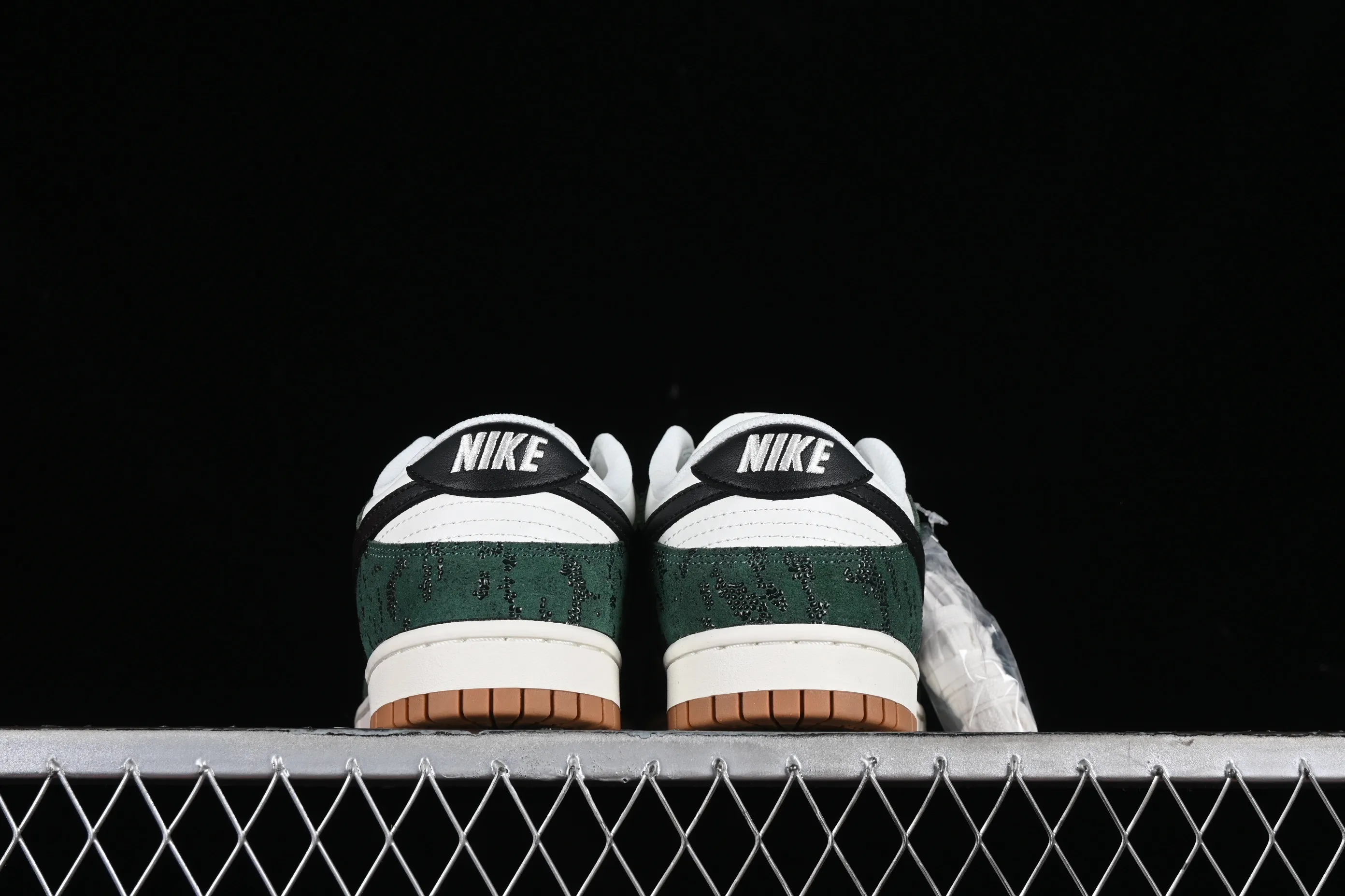 All categories Nk SB Dunk series Nk SB Dunk Low low-top sneakers Nk Dunk Low "Green Snake" white-green snake pattern SB low-top casual sports skateboard shoes FQ8893-397